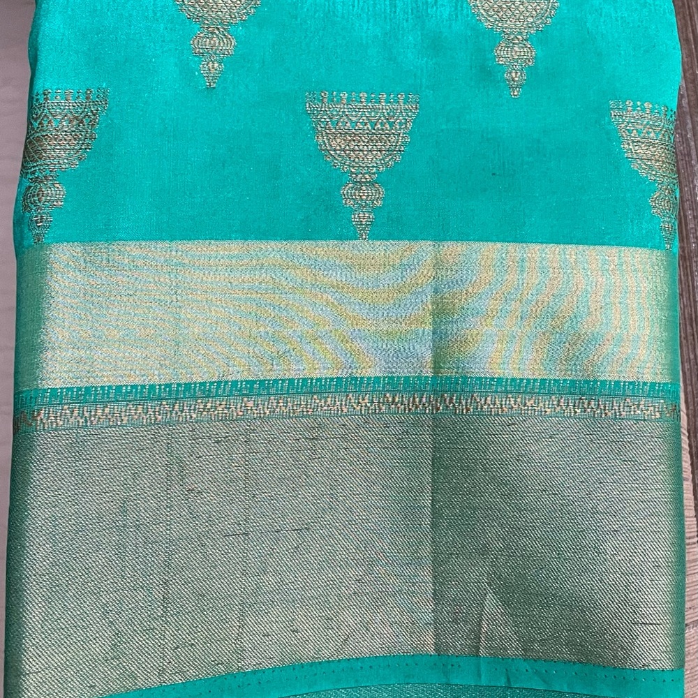 Green Silk Saree with Zari woven thread work and elegant rich pallu - Picture 4 of 5